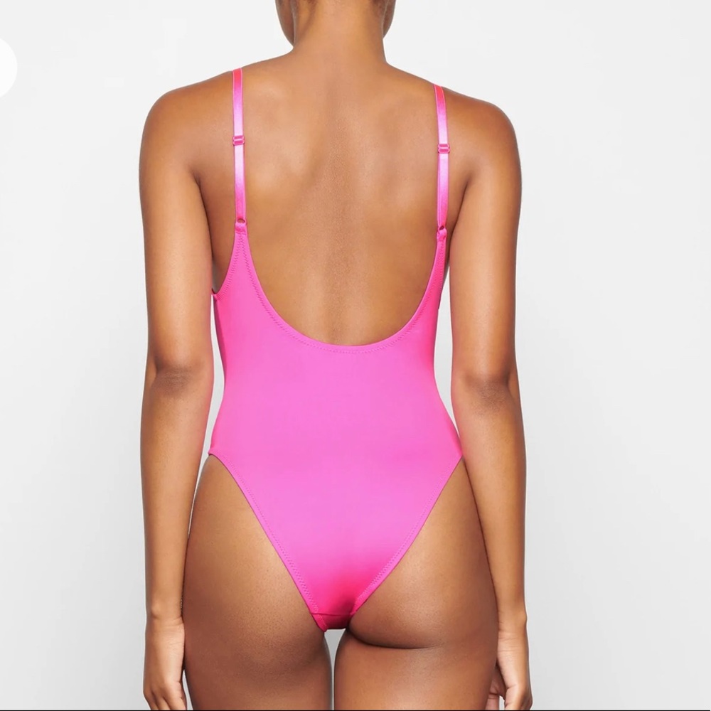 *FINAL CALL* 🆕 SKIMS SWIM Scoop Neck One Piece swimsuit in Taffy - Picture 3 of 6